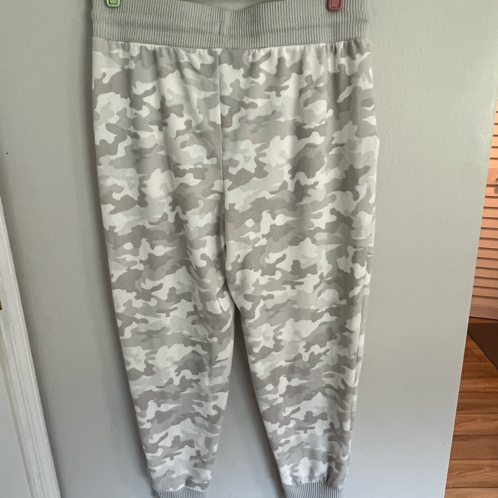 Time and Tru Gray and White Camouflage Sweatpants Relaxed Fit - Picture 9 of 9
